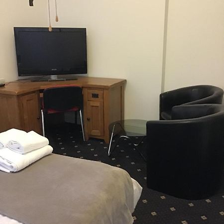 Trevelyan Hotel Ilford Bagian luar foto