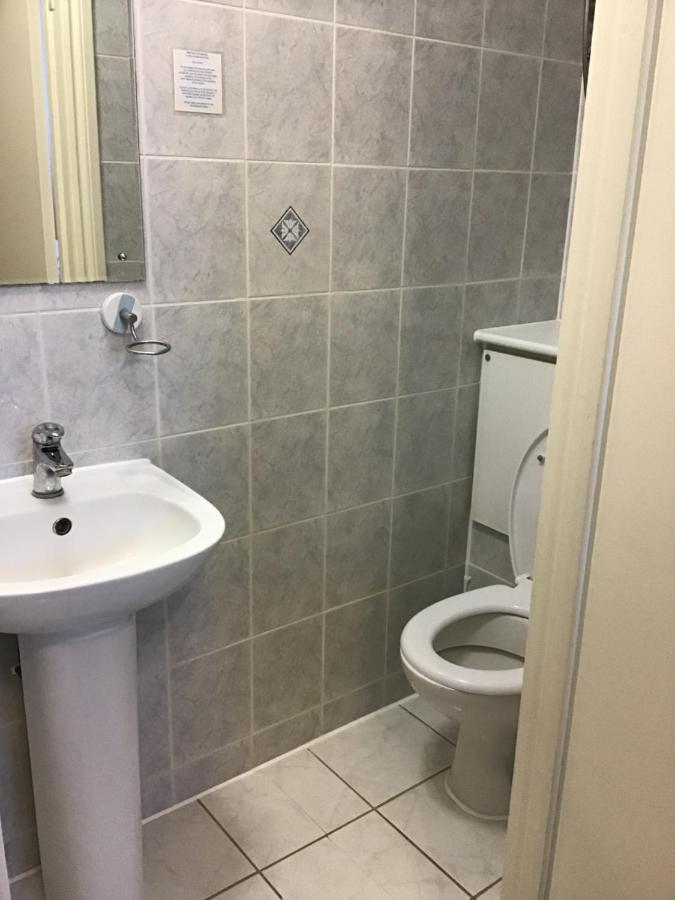 Trevelyan Hotel Ilford Bagian luar foto