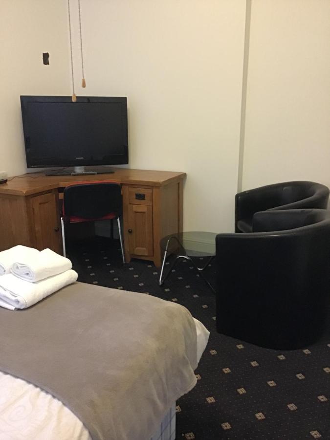 Trevelyan Hotel Ilford Bagian luar foto