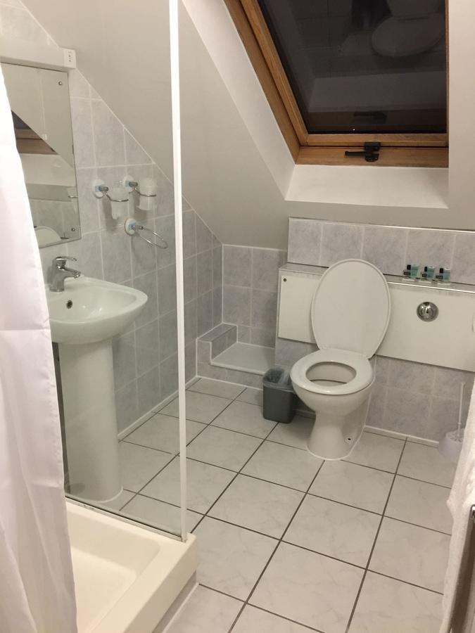 Trevelyan Hotel Ilford Bagian luar foto