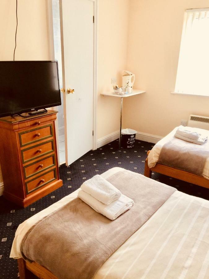 Trevelyan Hotel Ilford Bagian luar foto
