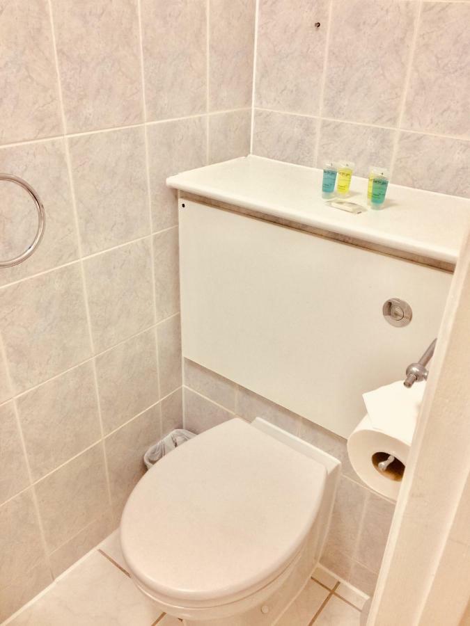 Trevelyan Hotel Ilford Bagian luar foto