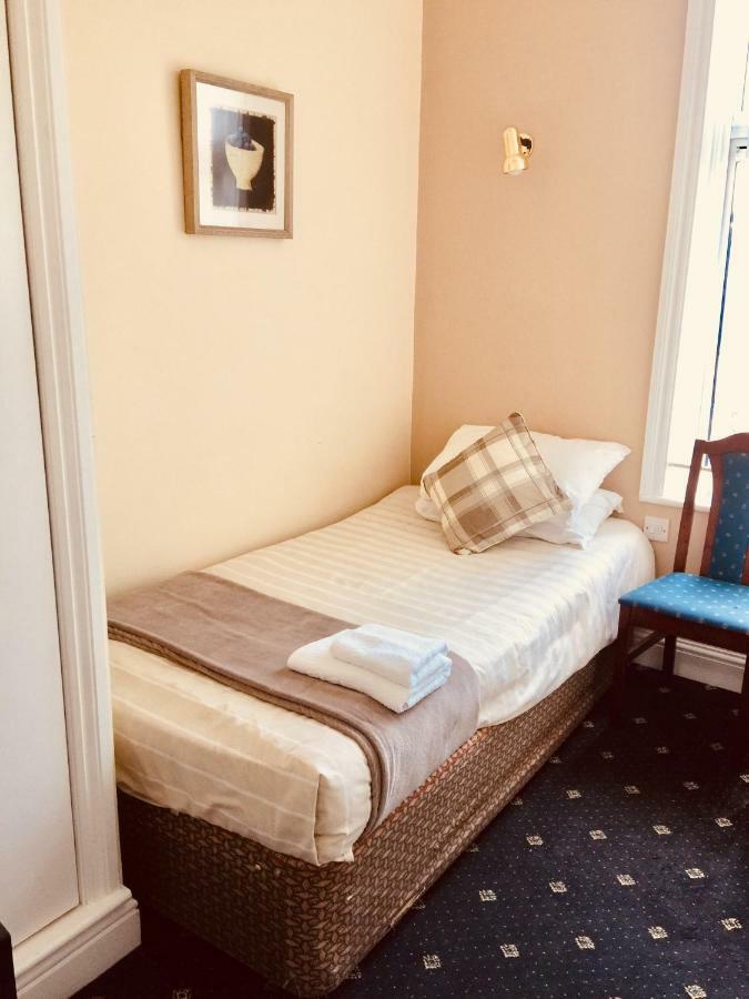 Trevelyan Hotel Ilford Bagian luar foto
