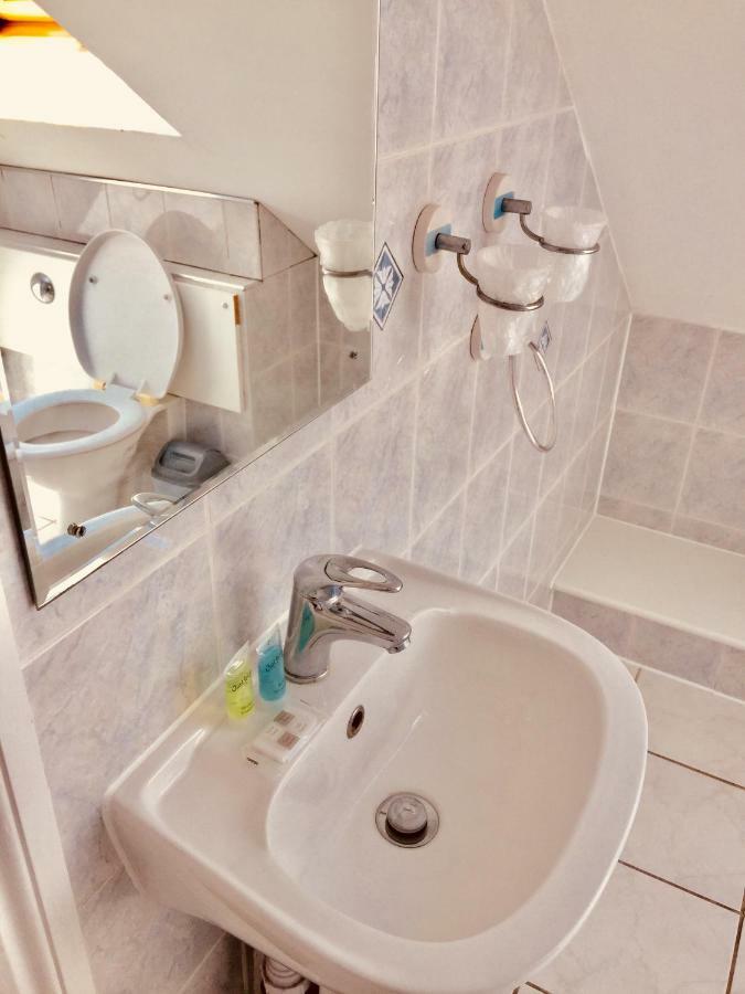 Trevelyan Hotel Ilford Bagian luar foto