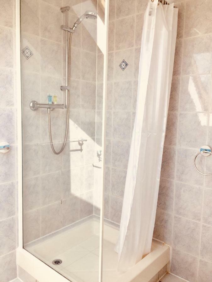 Trevelyan Hotel Ilford Bagian luar foto