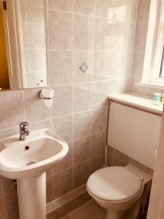 Trevelyan Hotel Ilford Bagian luar foto