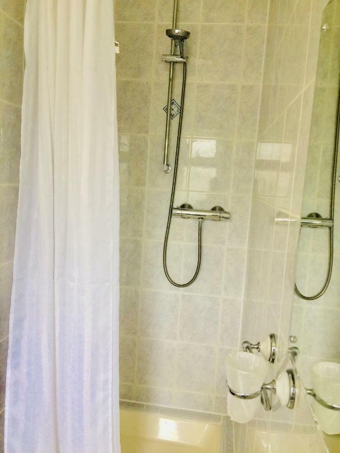 Trevelyan Hotel Ilford Bagian luar foto