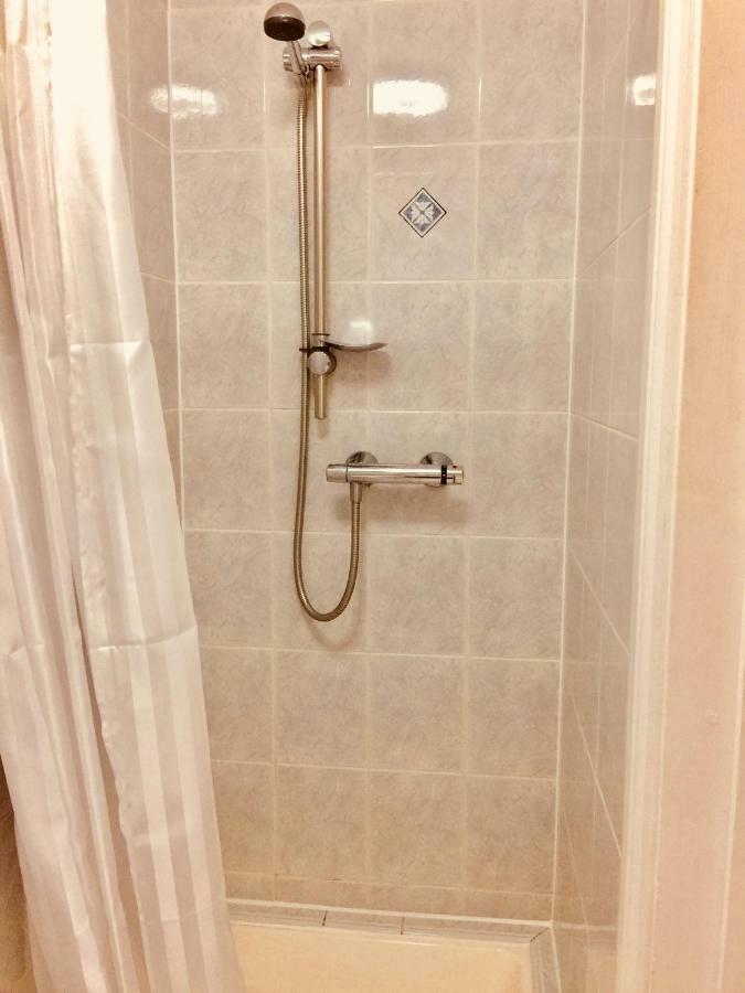 Trevelyan Hotel Ilford Bagian luar foto