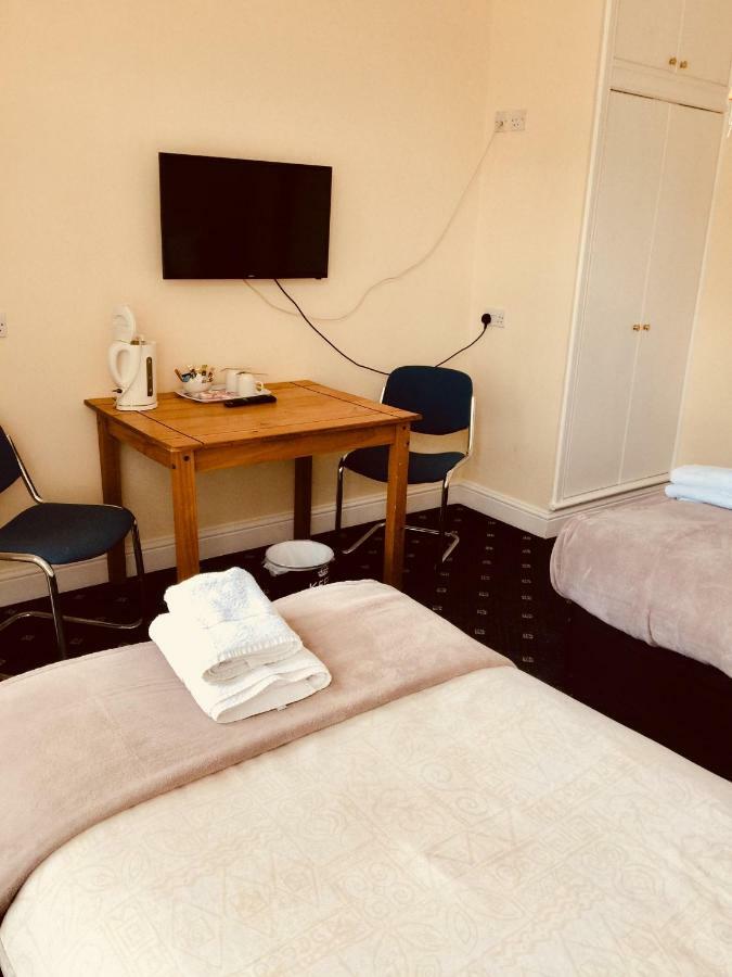 Trevelyan Hotel Ilford Bagian luar foto