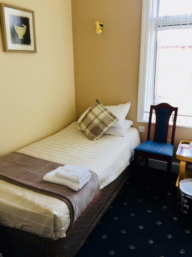 Trevelyan Hotel Ilford Bagian luar foto