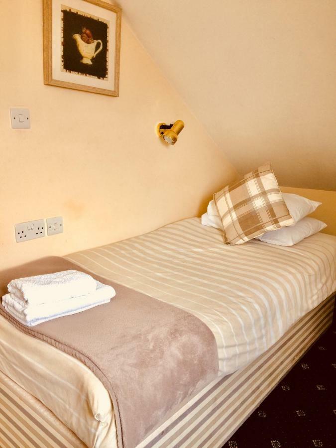 Trevelyan Hotel Ilford Bagian luar foto